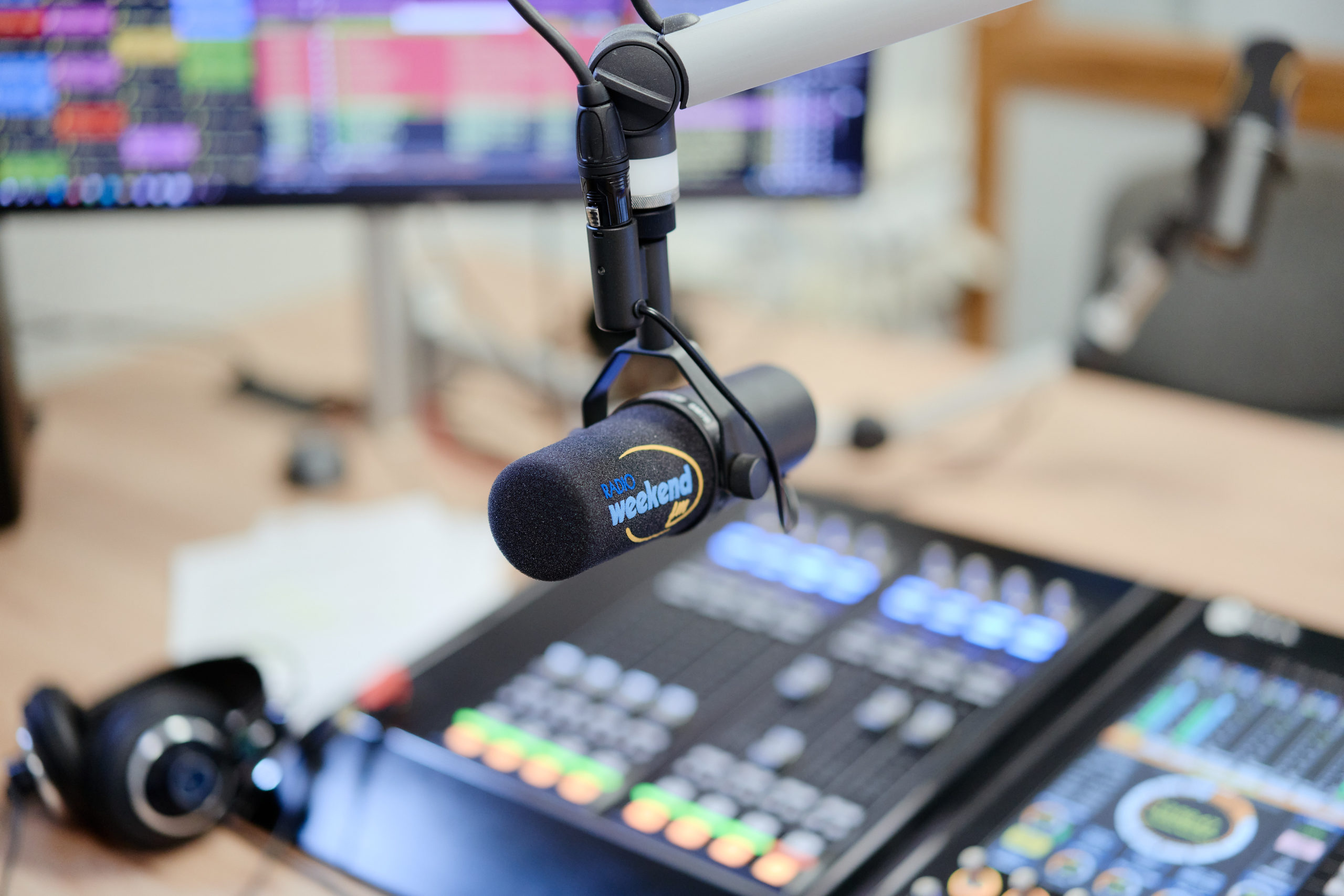 Radia słucha aż 25 mln Polaków tygodniowo. Raport „RADIO 2023”